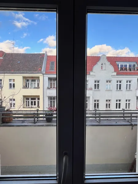Sehr  2 Zimmer im Vorderhaus eines Altbaus mit Loggia. — photo 1